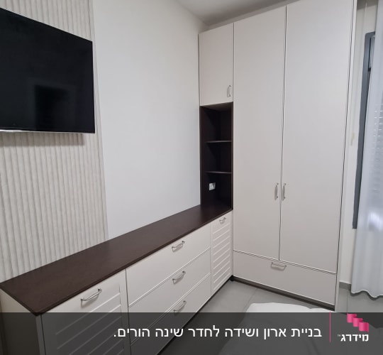 ארון בגדים ומגירות מעץ בחדר שינה